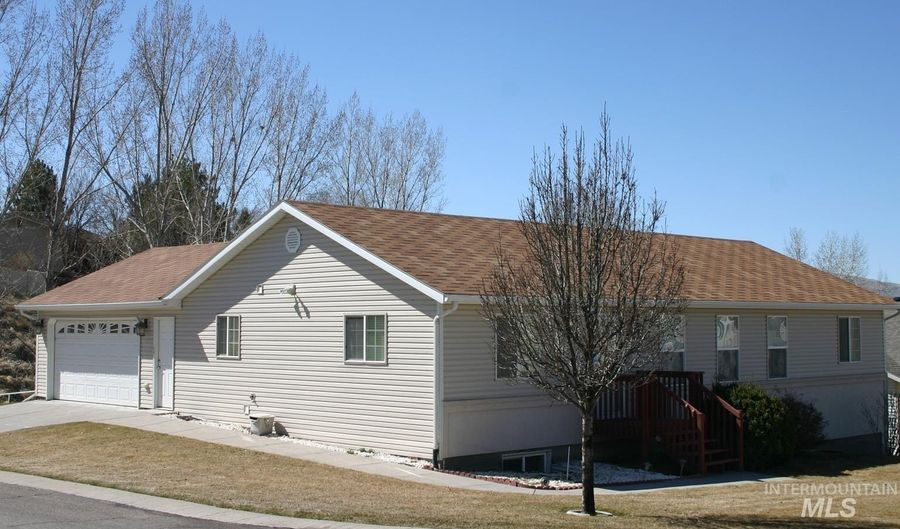 723 Raindrop Dr, Chubbuck, ID 83202 - 3 Beds, 3 Bath
