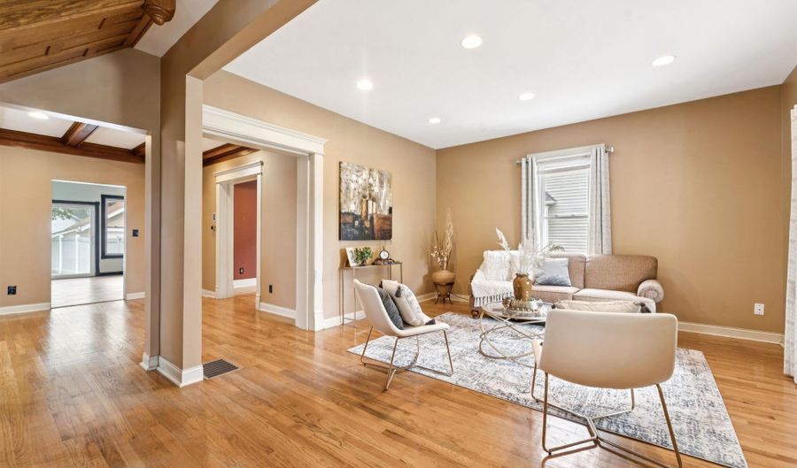 1325 N ONEIDA St, Appleton, WI 54911 - 4 Beds, 2 Bath