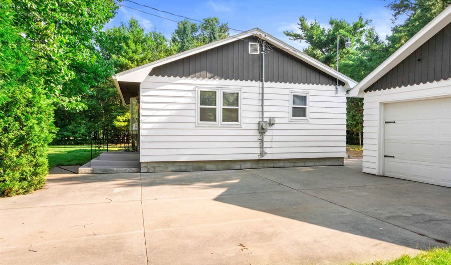 1911 45TH St S, Wisconsin Rapids, WI 54494 - 3 Beds, 1 Bath