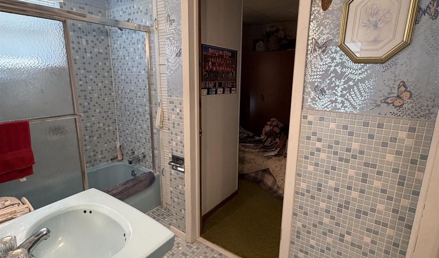 128 E Main St, Agency, IA 52530 - 3 Beds, 1 Bath