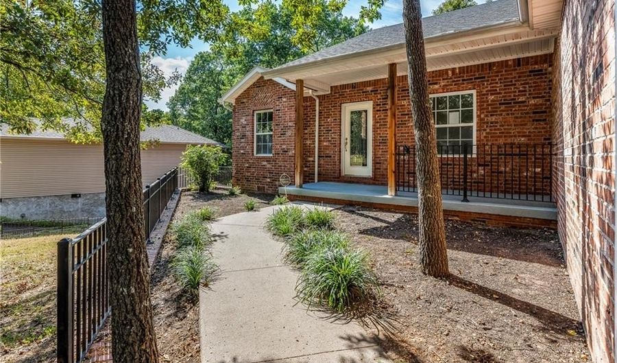40 Merritt Dr, Bella Vista, AR 72714 - 4 Beds, 3 Bath