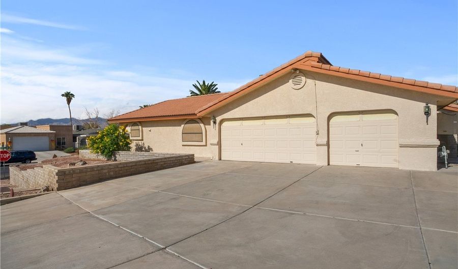 2558 Country Club Dr, Bullhead City, AZ 86442 - 3 Beds, 2 Bath