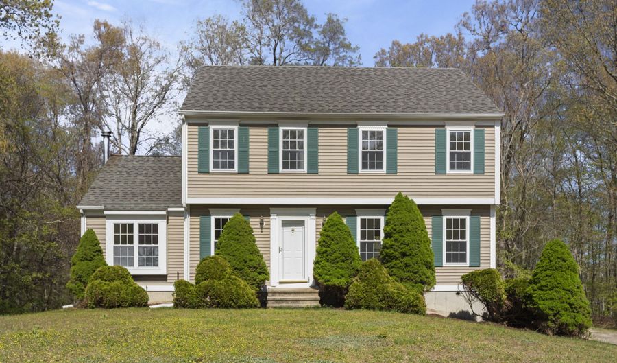 4 Davis Farm Rd, Clinton, CT 06413 - 3 Beds, 3 Bath