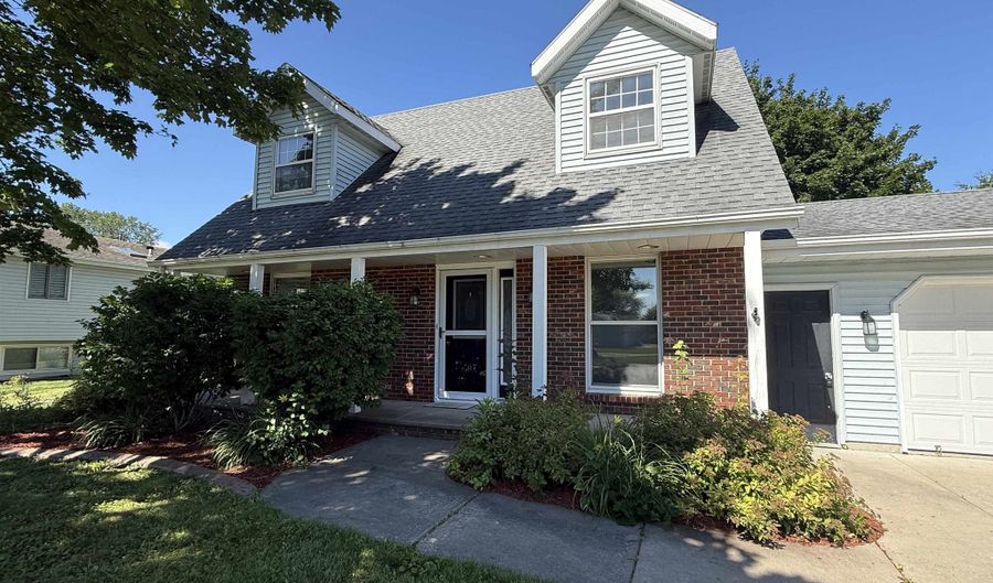707 S GOLDENROD Dr, Appleton, WI 54914 - 4 Beds, 2 Bath