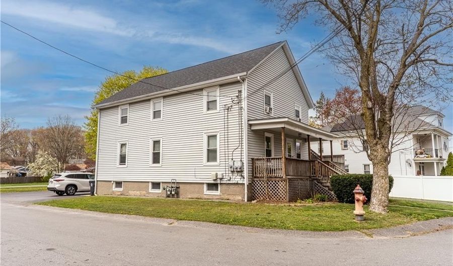131 Roma St, East Providence, RI 02914 - 6 Beds, 2 Bath