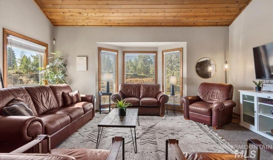 502 Lake Cascade Pkwy 6, Cascade, ID 83611 - 5 Beds, 4 Bath