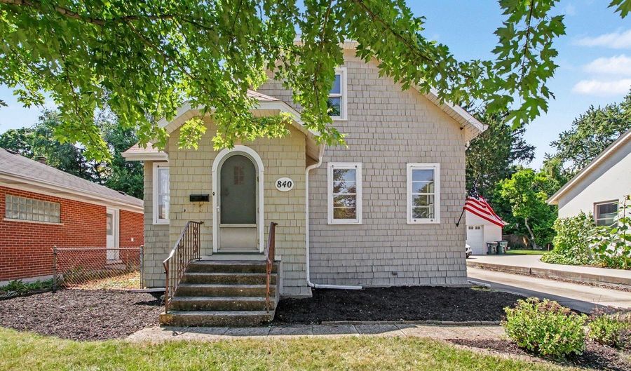 840 N Arlington Heights Rd, Arlington Heights, IL 60004 - 3 Beds, 2 Bath