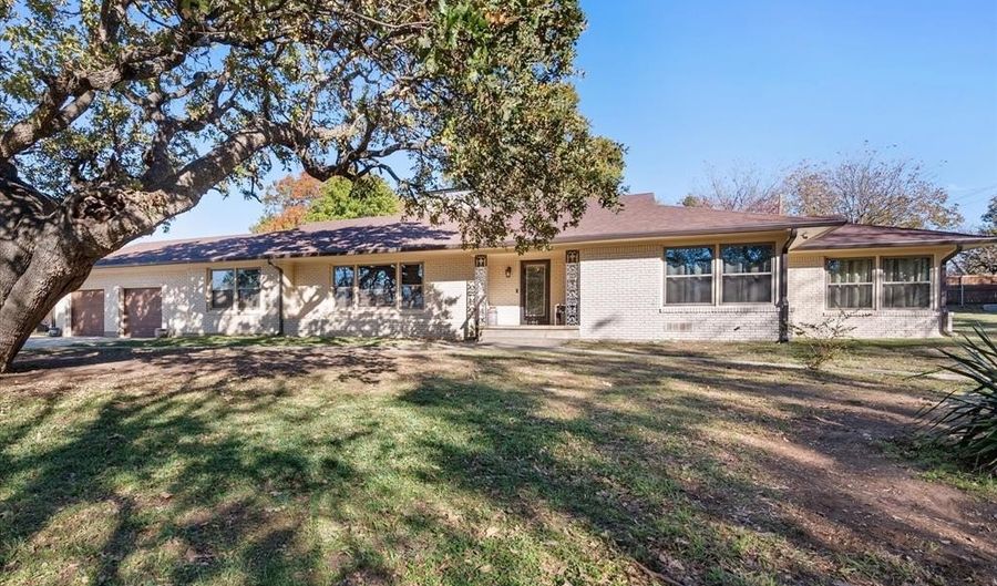 300 W College Ave, Alvarado, TX 76009 - 3 Beds, 3 Bath