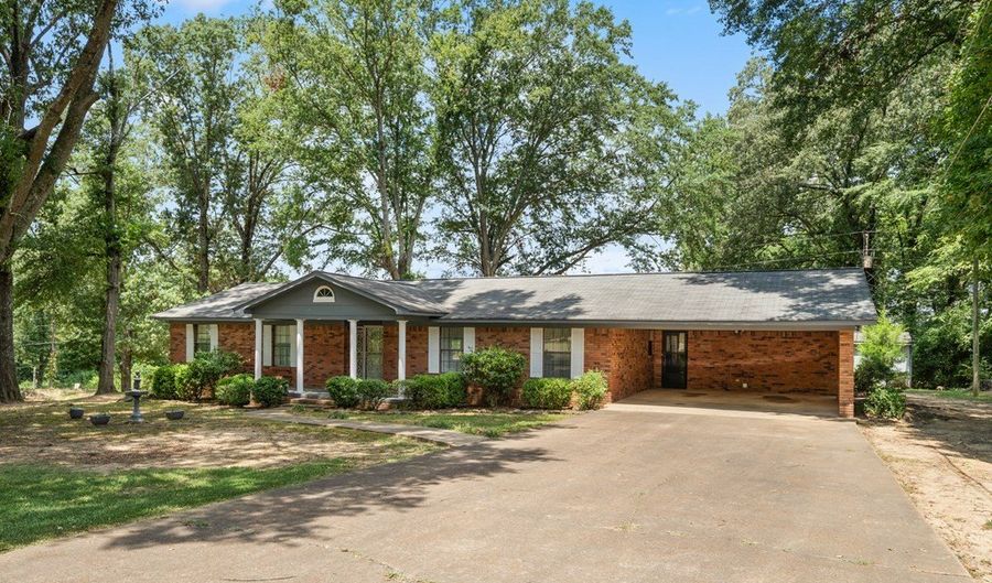 127 Trianon St, Batesville, MS 38606 - 3 Beds, 3 Bath