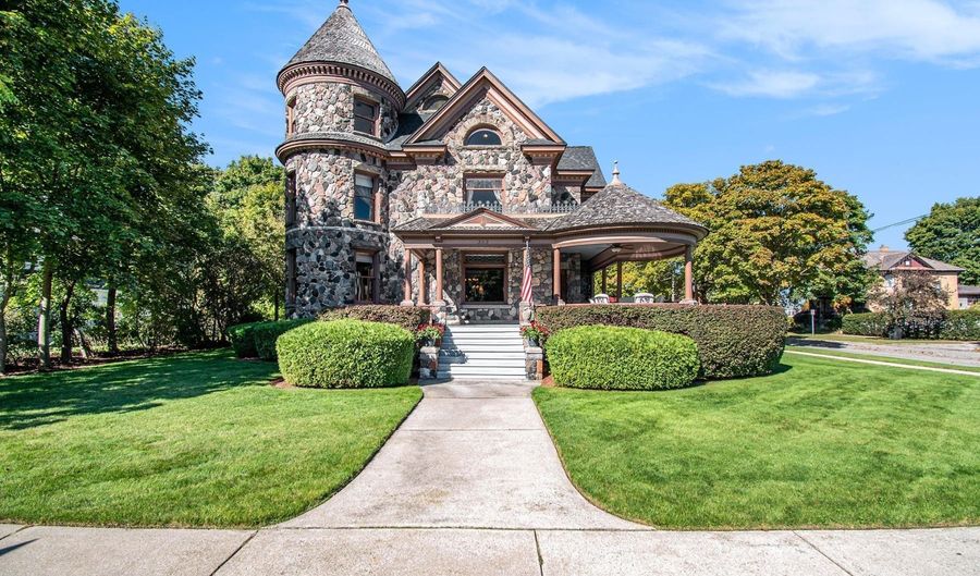 303 S State Ave, Alpena, MI 49707 - 5 Beds, 3 Bath