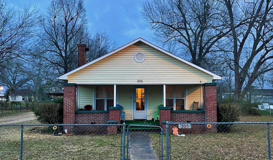 305 NW 3rd St, Antlers, OK 74523 - 4 Beds, 2 Bath