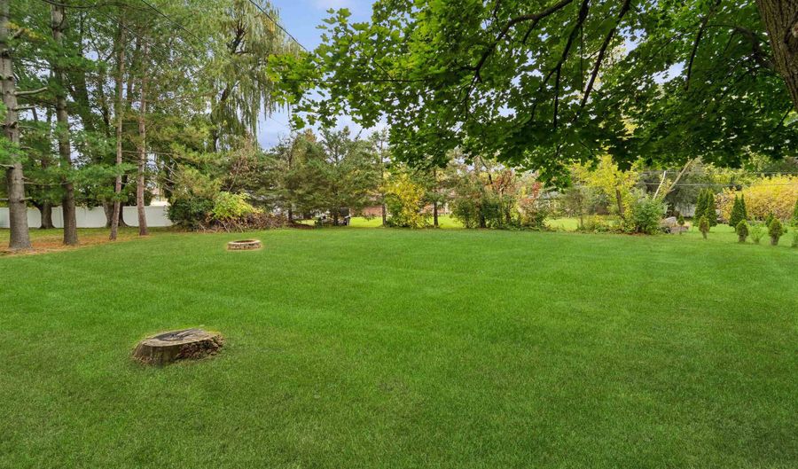 2427 BARBARA Ave, Appleton, WI 54915 - 2 Beds, 1 Bath