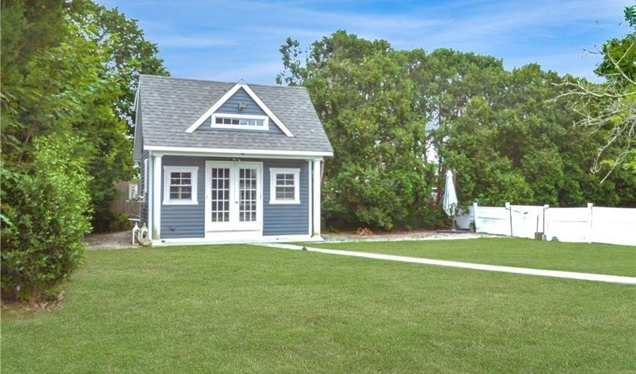 6 Sweeney Ln, Bristol, RI 02809 - 3 Beds, 1 Bath