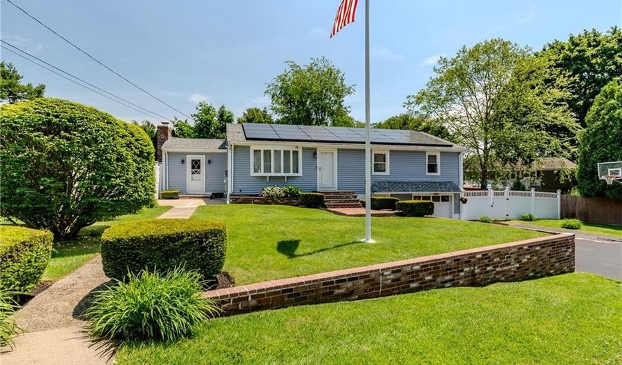 7 Oakcrest Dr, North Providence, RI 02904 - 3 Beds, 2 Bath