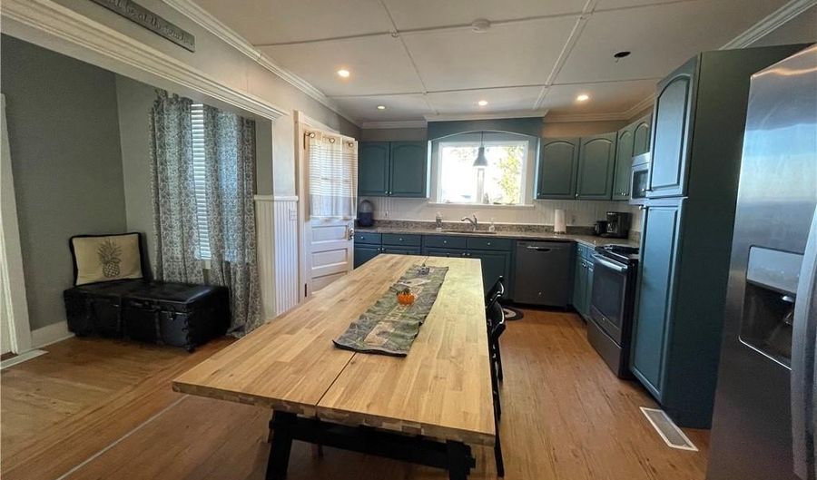 29 Anthony St, Newport, RI 02840 - 3 Beds, 2 Bath