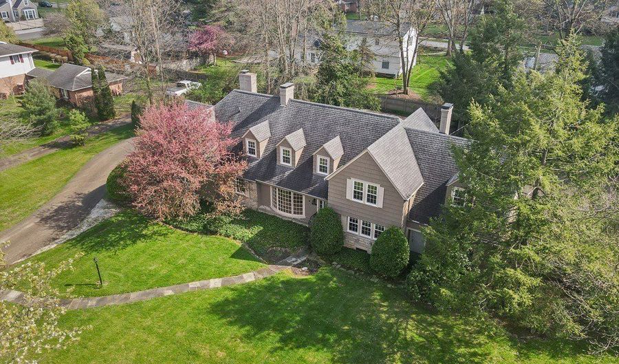 1134 Glamorgan St, Alliance, OH 44601 - 4 Beds, 5 Bath