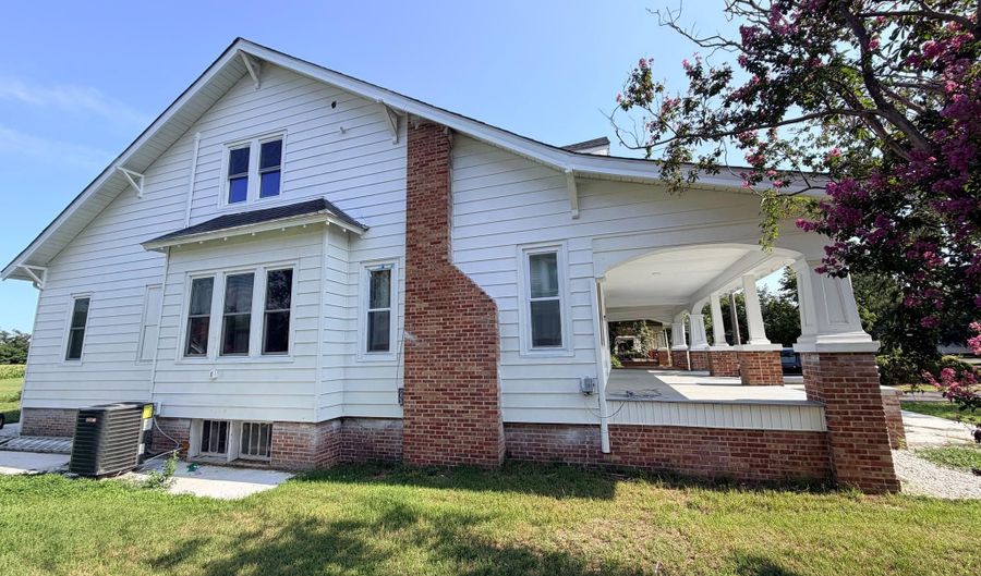 1004 WEST St, Laurel, DE 19956 - 5 Beds, 3 Bath