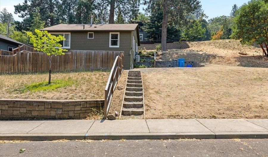 759 S Mountain Ave, Ashland, OR 97520 - 2 Beds, 1 Bath