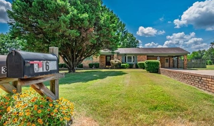 316 Hickory Ln, Batesville, MS 38606 - 3 Beds, 2 Bath