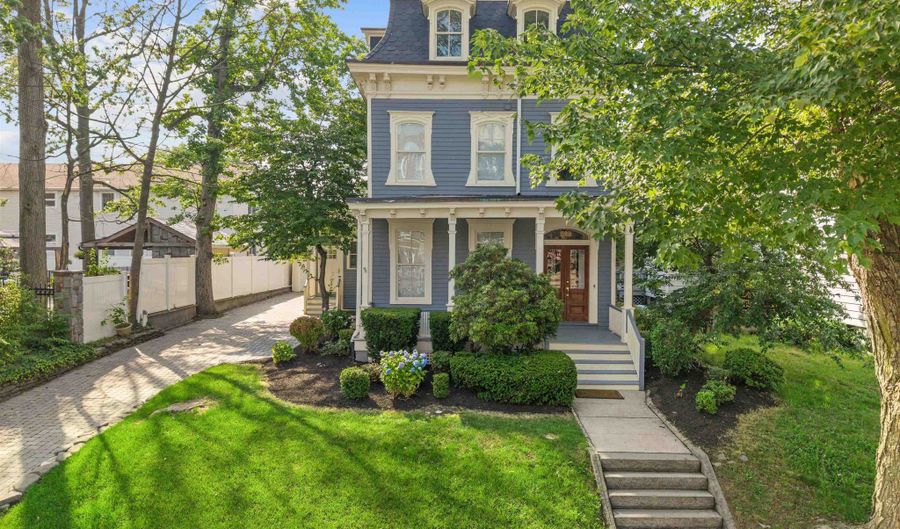 829 AVENUE C, Bayonne, NJ 07002 - 5 Beds, 5 Bath