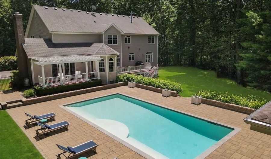 4 Brookfield Ct, East Greenwich, RI 02818 - 4 Beds, 6 Bath