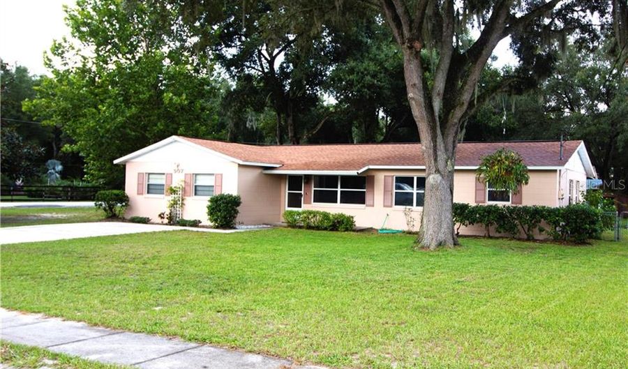 907 HICKORY Ave, Fruitland Park, FL 34731 - 3 Beds, 2 Bath