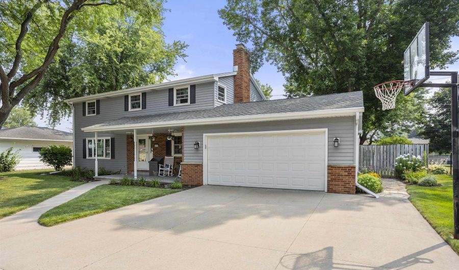 1416 S MATTHIAS St, Appleton, WI 54915 - 5 Beds, 3 Bath