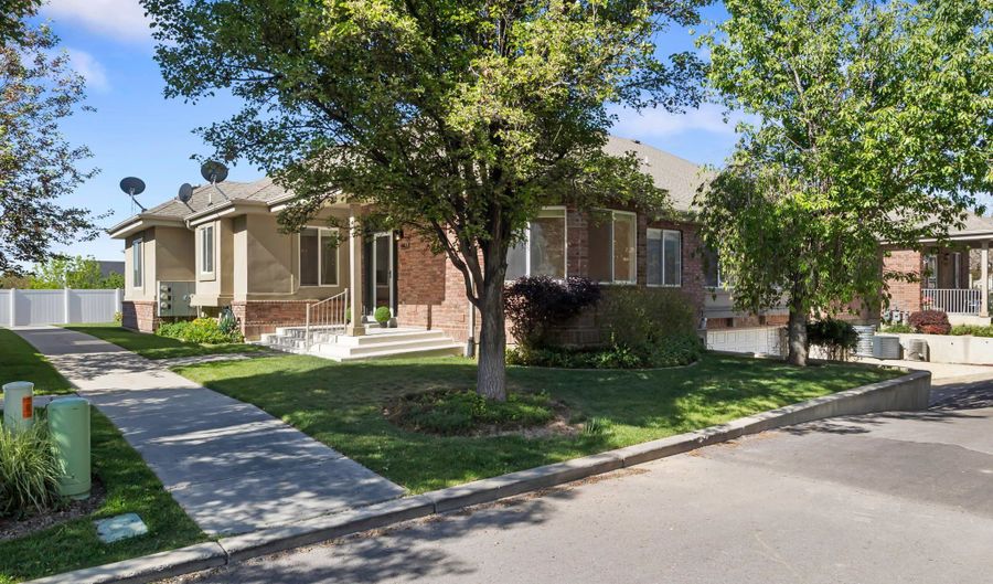 9518 N 4500 W, Cedar Hills, UT 84062 - 2 Beds, 2 Bath
