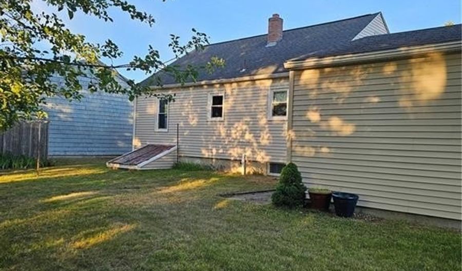27 Clifton Ave, Coventry, RI 02816 - 3 Beds, 1 Bath