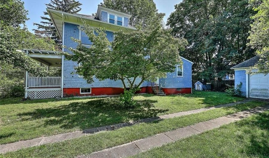 20 Stratford Rd, Cranston, RI 02905 - 5 Beds, 2 Bath