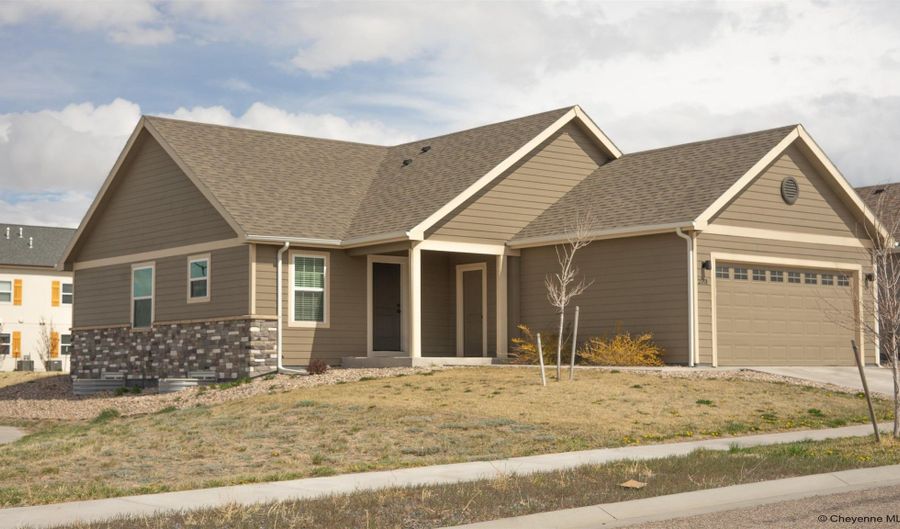 2001 GOODNIGHT Trl, Cheyenne, WY 82007 - 5 Beds, 3 Bath