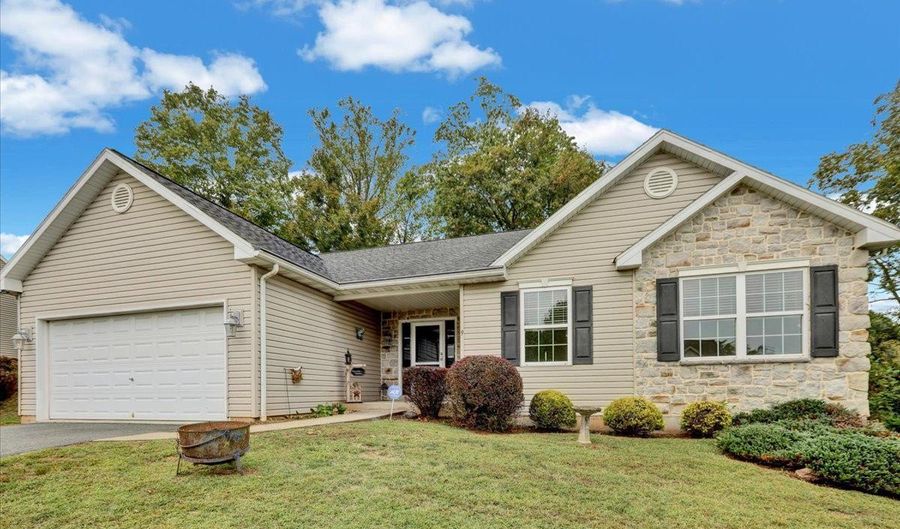 9 COURTNEY REA Cir, Reading, PA 19606 - 3 Beds, 4 Bath