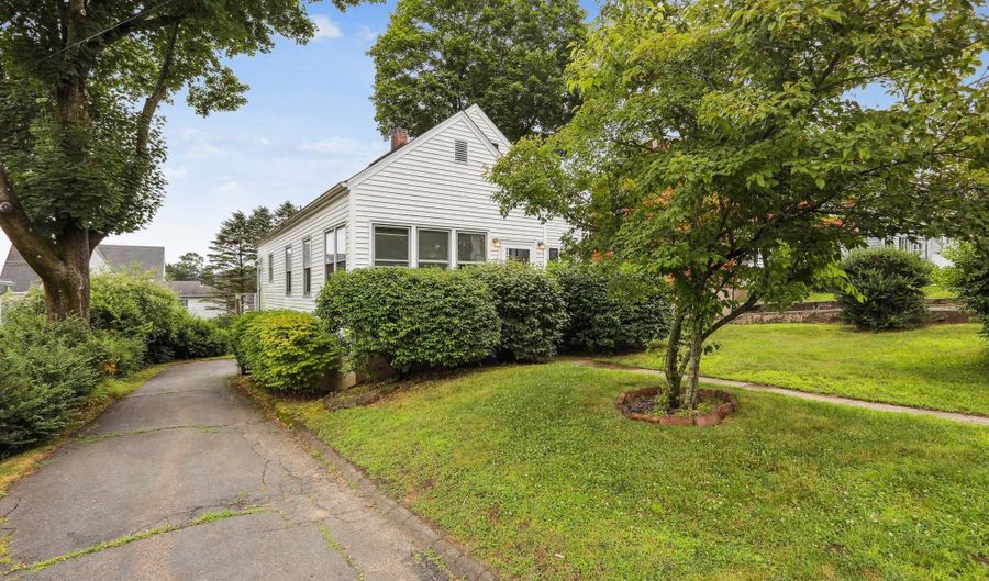 9 Fairfield Ave, Danbury, CT 06810 - 3 Beds, 1 Bath