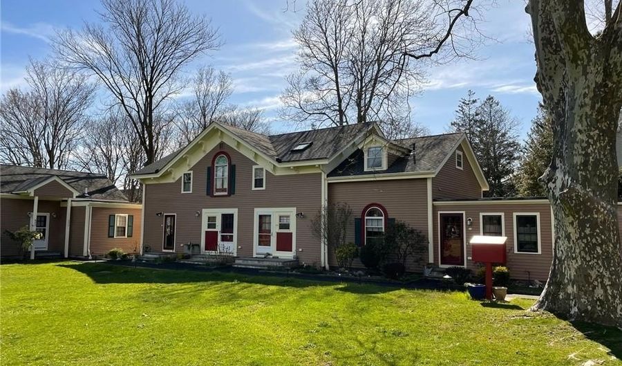 97 Narragansett Ave C2, Newport, RI 02840 - 2 Beds, 2 Bath