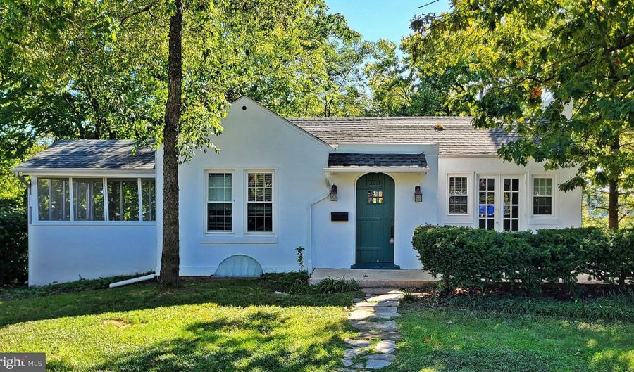 2619 JOYCE St S, Arlington, VA 22202 - 3 Beds, 2 Bath
