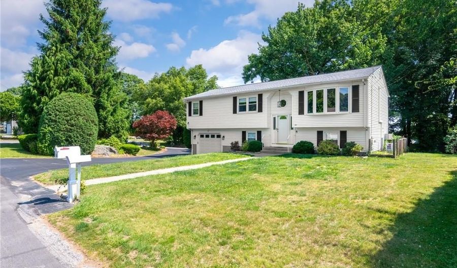 44 Village Ave, Cranston, RI 02920 - 3 Beds, 2 Bath