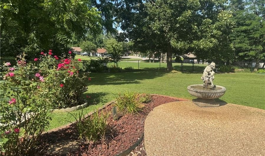8 Merritt Dr, Bella Vista, AR 72714 - 3 Beds, 2 Bath