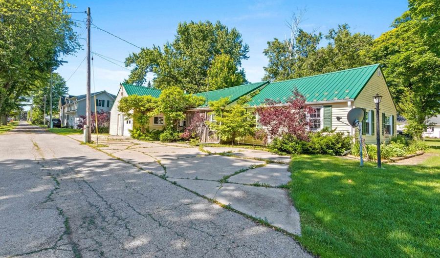 1320 STATE St, Algoma, WI 54201 - 2 Beds, 1 Bath