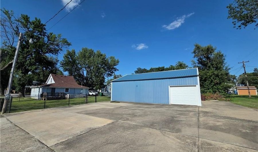 131 W 5th St, Adrian, MO 64720 - 2 Beds, 1 Bath