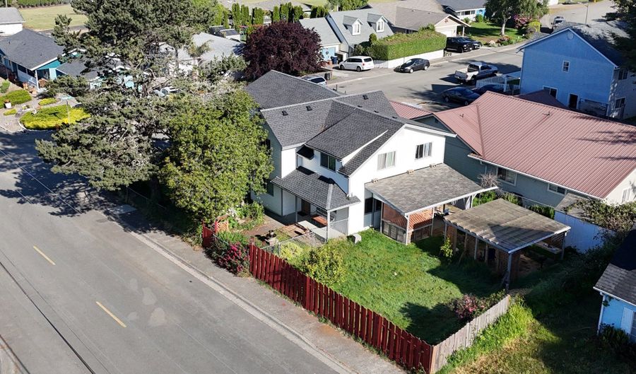 17305 BLUEBERRY Dr, Brookings, OR 97415 - 4 Beds, 2 Bath
