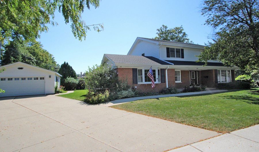 2405 E Miner St, Arlington Heights, IL 60004 - 5 Beds, 4 Bath