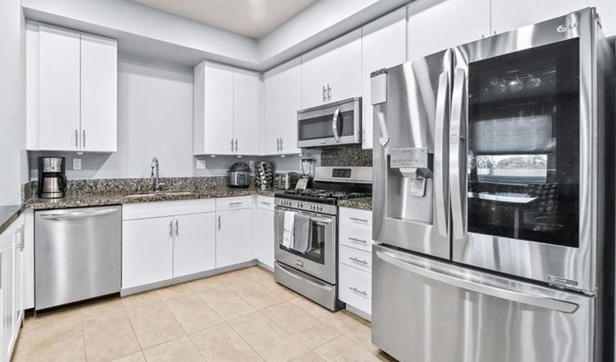 801 S Anaheim Blvd 106, Anaheim, CA 92805 - 3 Beds, 4 Bath
