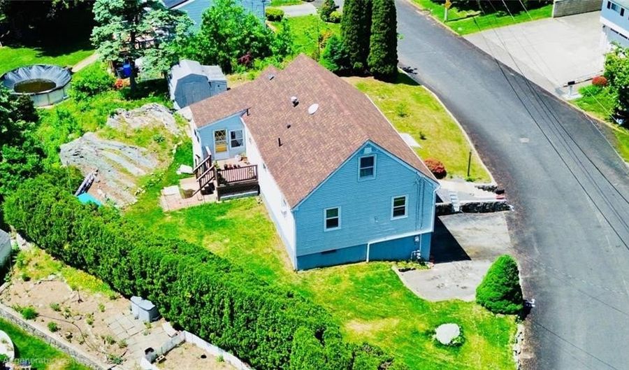 4 Heritage Cir, Johnston, RI 02919 - 3 Beds, 2 Bath
