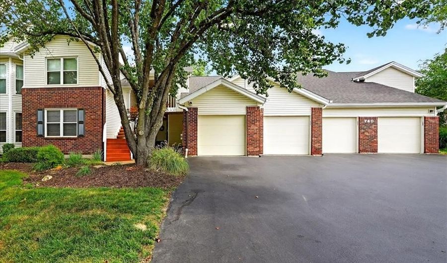 740 Woodside Trails Dr 103, Ballwin, MO 63021 - 3 Beds, 3 Bath