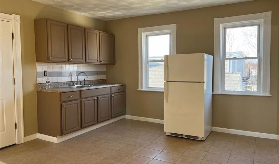 5 Ryan Ave 3, Bristol, RI 02809 - 2 Beds, 1 Bath