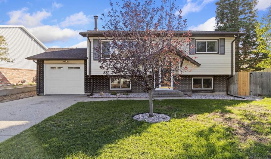 521 MONTCLAIR Dr, Cheyenne, WY 82009 - 3 Beds, 2 Bath