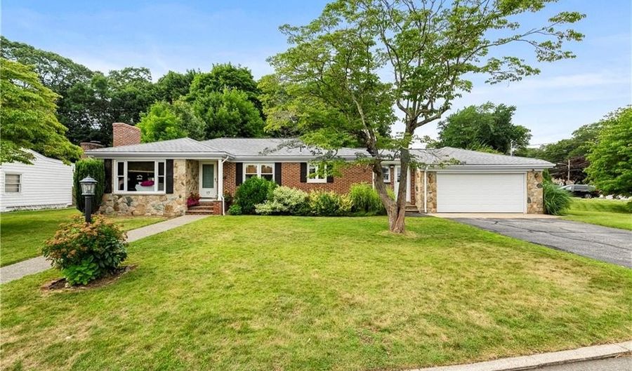 17 Golini Dr, Johnston, RI 02919 - 3 Beds, 2 Bath