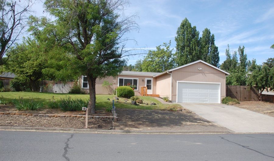1585 COTTONWOOD St, Arlington, OR 97812 - 3 Beds, 2 Bath