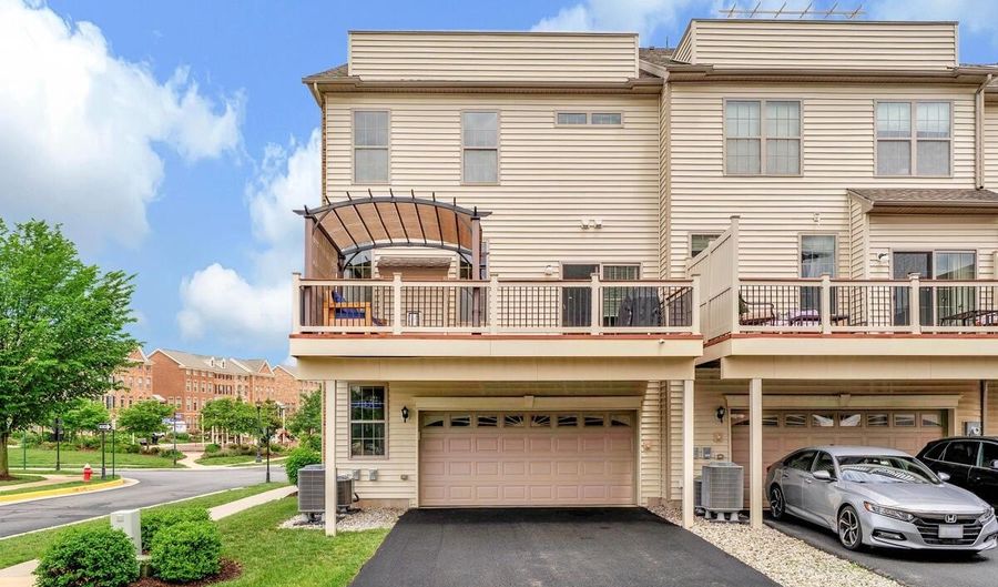 22635 NAUGATUCK Sq, Ashburn, VA 20148 - 4 Beds, 5 Bath