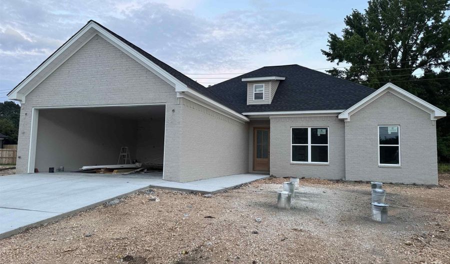 3901 SPENCER CROSSING Dr, Benton, AR 72019 - 4 Beds, 2 Bath